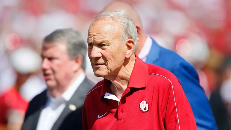 BREAKING NEWS: Excitements Hits Great Gaylord Family – Oklahoma Memorial Stadium as former Head coach Oklahoma Sooners legend Barry Switzer has Returned to former team as a senior coaching…see more…