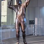 Wayne_Gretzky_statue_2