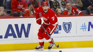 TOUCH DOWN: Detroit Red Wings legend captain Dylan Larkine prestigious Detroit Red Wings Alumni Association Award, cementing his legacy in college ice hockey. His milestone achievement brings national recognition and. immense pride to University of Michigan and its storied ice hockey program details more👇👇